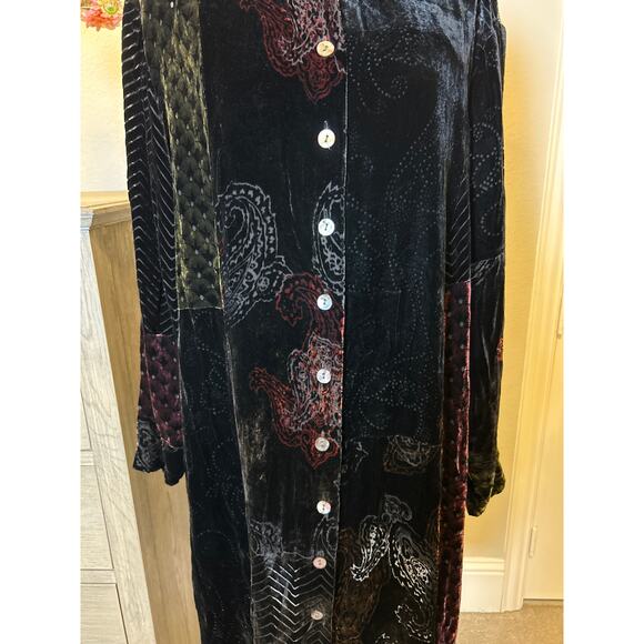 KOOS of Course! | Floral Velvet Silk Blend Tunic Top | 1X - Picture 7 of 14